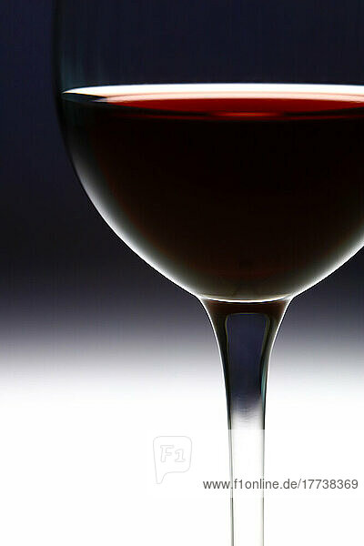 Studioaufnahme eines Glases Rotwein