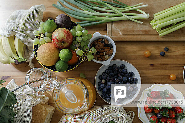 Frisches Obst und Gemüse auf dem heimischen Tisch