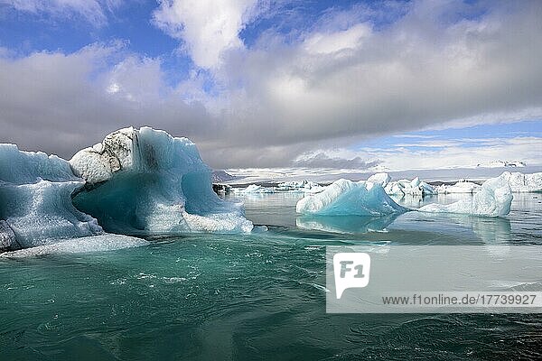 Eisberge im Gletschersee  Yökulsarlon  Island  Europa