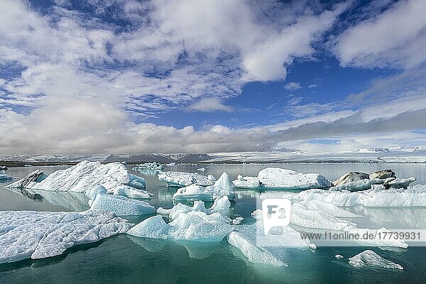 Icebergs in the glacial lake  Yökulsarlon  Iceland  Europe
