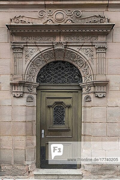Dekorative Eingangstür eines Wohnhauses  um 1880 gebaut  Nürnbergt  Mittelfranken  Bayern  Deutschland  Europa