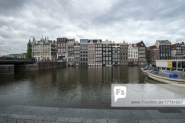 Charakteristische Häuser am Damrak-Kanal  Amsterdam  Noord-Holland  Niederlande  Europa
