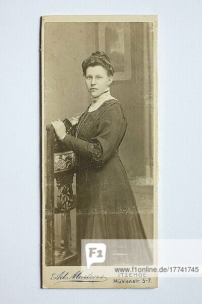 Frau  Visitformat  Carte de Visite  auf Karton fixierte Fotografie im Format ab ca. 6 × 9 cm  ab ca. 1860 wurde die Carte de Visite sehr populär und trug wesentlich zur Verbreitung der Fotografie bei  Historisch  digitale Reproduktion einer Originalvorlage aus dem 19. Jahrhundert