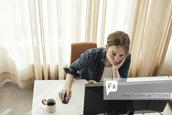 Hohe Winkel Ansicht der weiblichen Unternehmer arbeiten am Computer  während am Schreibtisch im Büro sitzen
