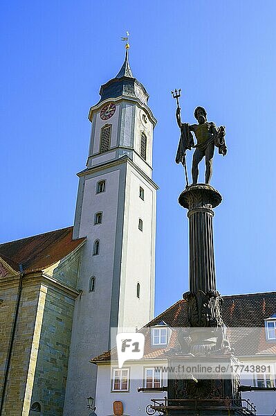 Der Neptun auf dem Neptunbrunnen auf dem Marktplatz und Katholische Stadtpfarrkirche  Münster unserer lieben Frau  Lindau  Bayern  Deutschland  Europa