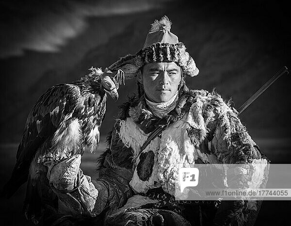 Junger Adlerjäger Jenisbek. Westliche Mongolei. Kasachischer junger Mann