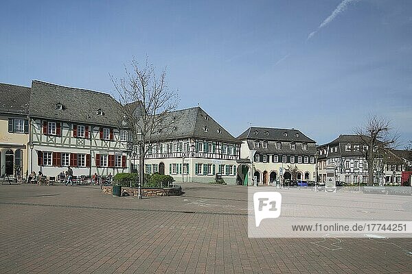Fachwerkhäuser am Bischof-Blum-Platz in Geisenheim  Rheingau  Taunus  Hessen  Deutschland  Europa