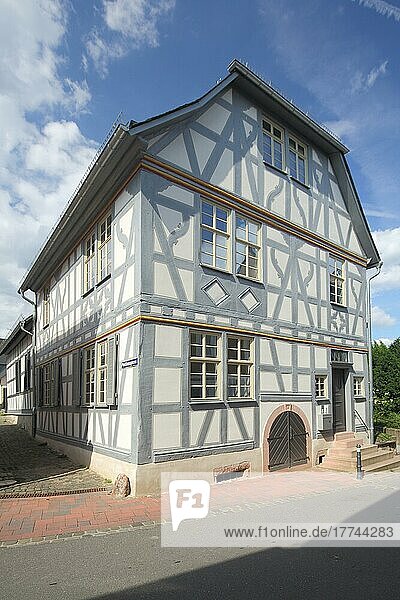 Graues Fachwerkhaus in Hattenheim  Eltville  Rheingau  Taunus  Hessen  Deutschland  Europa