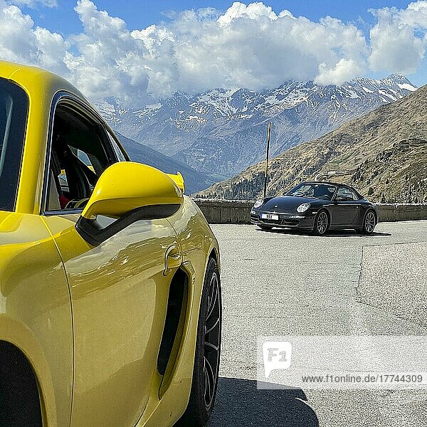 Porsche Sportwagen links GT4 imHintergrund 911 auf Jaufenpass  Südtirol  Italien  Europa