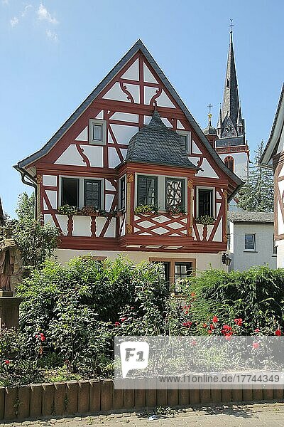 Fachwerkhaus mit St. Markus Kirche in Erbach  Eltville  Rheingau  Taunus  Hessen  Deutschland  Europa