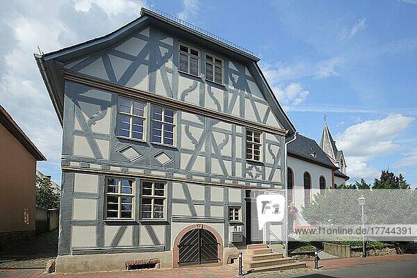 Fachwerkhaus mit St. Vincentius Kirche in Hattenheim  Eltville  Rheingau  Taunus  Hessen  Deutschland  Europa