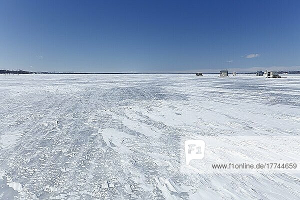 Fischerhütten in einer weiten  zugefrorenen Flusslandschaft  Sankt-Lorenz-Strom  Provinz Quebec  Kanada  Nordamerika