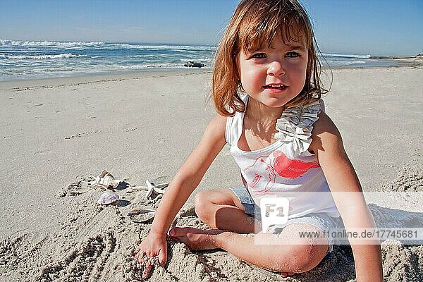 Ein kleines Mädchen spielt im Sand am Marine Street Beach  La Jolla  Kalifornien  USA  Nordamerika