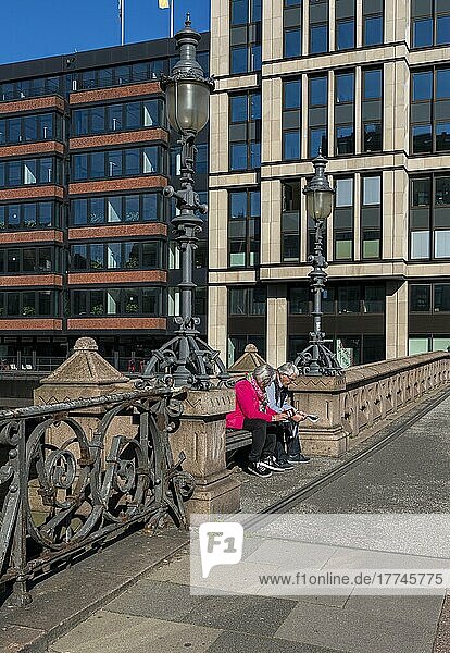 Seniorenpaar sitzt auf einer Bank an der Hohen Brücke  Hamburg  Deutschland  Europa