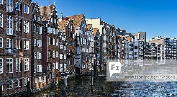 Alte Lagerhäuser und historische Wohnhäuser am Nikolaifleet  Hamburg  Deutschland  Europa