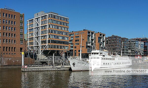 Sandtorhafen mit dem Traditionsschiffhafen am Sandtorkai  Hamburg  Deutschland  Europa