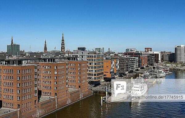 Ausblick von der Elbphilharmonie auf den Michel und den Sandtorhafen in der Hafencity  Hamburg  Deutschland  Europa