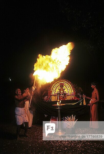 Mudiyettu  ritueller Volkstanz in Kerala  Indien  Asien