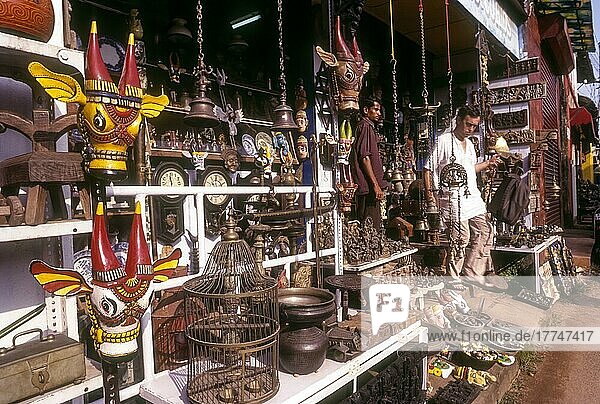 Display of Antiques for sale in Jews Superb  Mattancherry in kochi  Kerala  India  Asia