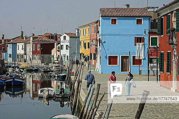 Kanal mit bunten Häusern  Burano  Venedig  Venezien  Italien  Europa
