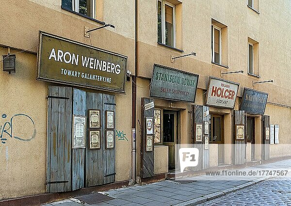 Restaurant in Form einer Reihe traditioneller Schaufenster in Kazimeirz  dem jüdischen Viertel von Krakau  Polen  Europa