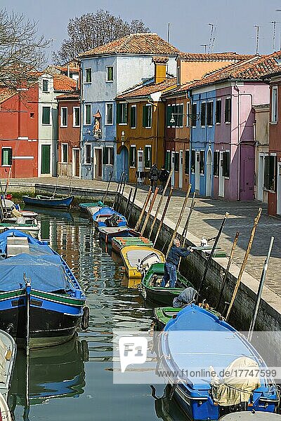 Boote au Kanal und bunte Häuser  Burano  Venedig  Venezien  Italien  Europa