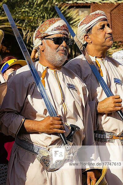 Männer führen während des freitäglichen Ziegenmarktes in Nizwa  Sultanat Oman  traditionelle Lieder auf