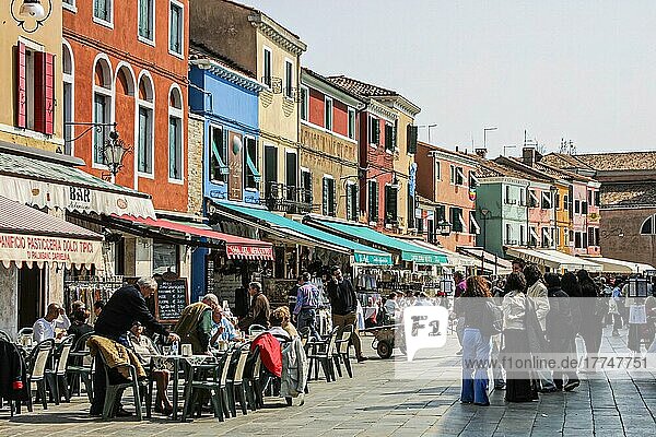 Geschaäftsstrasse mit Cafés  einheimischen Passanten  Burano  Venedig  Venezien  Italien  Europa