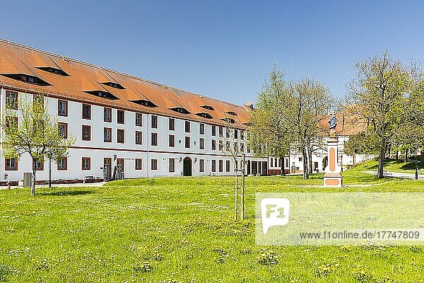 Klosterhof mit Marienfigur und Nebengebäuden  Kloster St. Marienstern in Panschwitz-Kuckau  Lausitz  Sachsen  Deutschland  Europa
