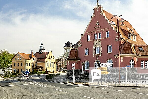 Ortskern mit Rathaus und historischem Postamt  Kirschau  Oberlausitz  Sachsen  Deutschland  Europa