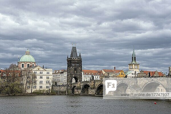 Karlsbrücke mit Altstädter Brückenturm und Kreuzherrenkirche  Böhmen  Prag  Tschechien  Europa