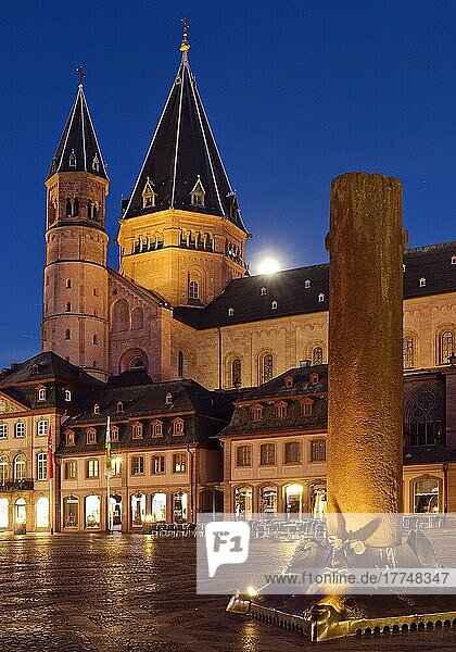 Der hohe Dom St. Martin und Heunensäule auf dem Marktplatz  Mainz  Rheinland-Pfalz  Deutschland  Europa