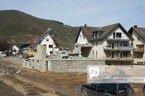 Abriss eines Wohnhauses in Altenburg nach der Flutkatastrophe an der Ahr. Altenburg  Rheinland-Pfalz  Deutschland  Europa