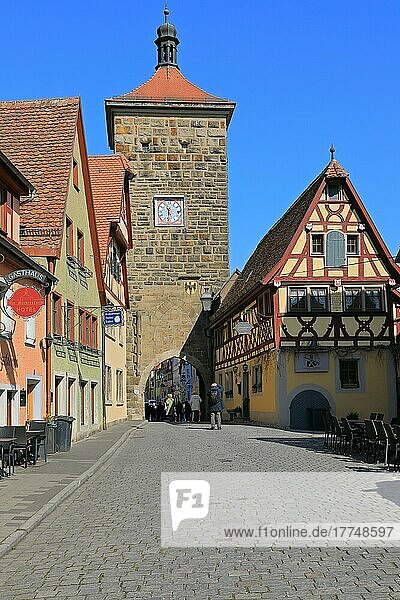 Spitalgasse mit Spitalturm  historische Häuser  historische Stadt  Rothenburg ob der Tauber  Mittelfranken  Bayern  Deutschland  Europa