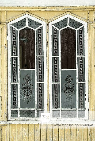 Zwei alte kunstvoll geschliffene und verzierte Holzfenster  Värmland  Schweden  Europa