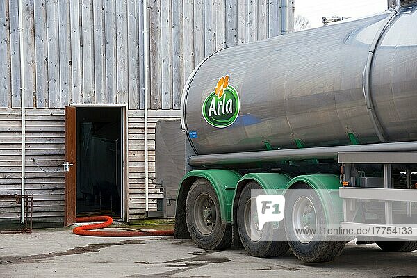 Milchtankwagen von Arla beim Verladen von Milch in einem Milchviehbetrieb  Dumfries  Schottland  Großbritannien  Europa