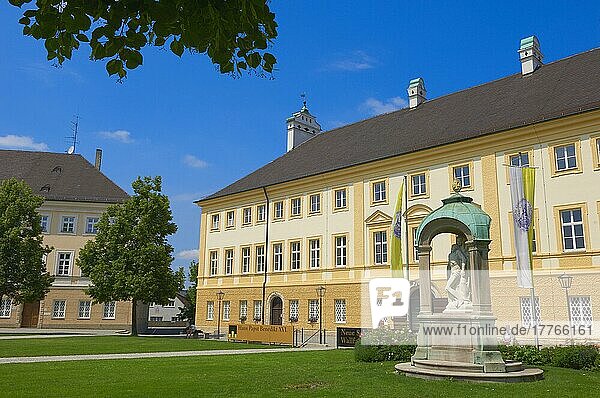 Altötting  Haus Papst Benedikt XVI.  Wallfahrtsmuseum  Kapellenplatz  Oberbayern  Bayern  Deutschland  Europa