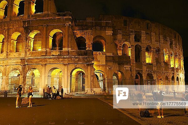 Colosseum  Roman Colosseum at dusk  Rome  Lazio  Italy  Europe