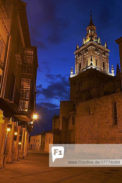 El Burgo de Osma  Ciudad de osma  Glockenturm der Kathedrale  Domplatz  Provinz Soria  Kastilien-León  Spanien  Europa
