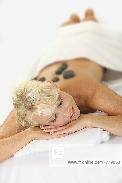 Frau bei Hot-Stone-Massage  heiße Steine  Basalt  LaStone-Therapie