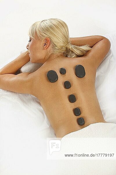 Frau bei Hot-Stone-Massage  Heiße Steine  Basalt  LaStone-Therapie