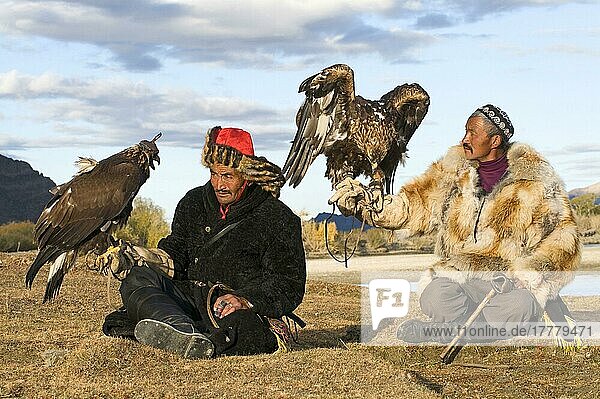 Kasachische Jäger mit Steinadlern (Aquila chrysaetos)  Altai-Gebirge  Bajan-Ulgii  Westliche Mongolei  Oktober