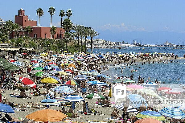 Strand und Bil-Bil Burg im Hintergrund  Benalmadena. Provinz Malaga  Costa del Sol  Andalusien  Spanien  Europa