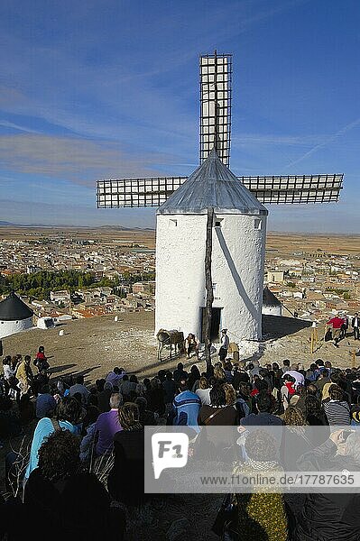 Consuegra  Darstellung des Quijote während des Safranrosenfestes  Provinz Toledo  Route des Don Quijote  Castilla-La Mancha  Spanien  Europa