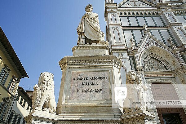 Statue von Dante Alighieri  Franziskaner-Kirche Santa Croce von 1294  Pantheon von Florenz  Piazza Santa Croce  UNESCO Weltkulturerbe  Altstadt Florenz  Toskana  Italien  Europa