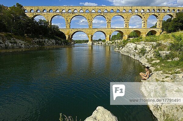 Pont du Gard  römisches Aquädukt  Fluss Gardon  Vers-Pont-du-Gard  Departement Gard  Provence  Frankreich  Europa