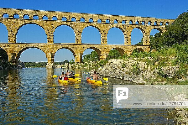 Kanufahrer  Pont du Gard  römisches Aquädukt  Fluss Gardon  Vers-Pont-du-Gard  Departement Gard  Provence  Kanu-Fahrer  Kanuten  Kanus  Frankreich  Europa