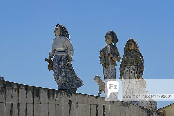 Statue der drei Hirtenkinder  Fatima  Portugal  Europa