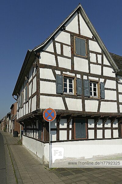 Das weiße Haus  Niederembt  Elsdorf  Rhein-Erft-Kreis  Nordrhein-Westfalen  Deutschland  Europa