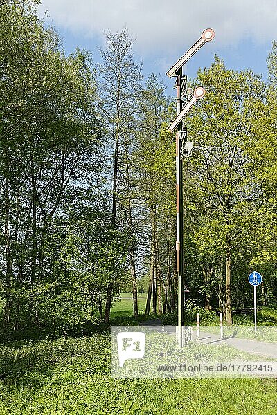 Signalanlage an ehemaliger Bahntrasse  jetzt Fahrradweg  Grefrath  Viersen  Nordrhein-Westfalen  Deutschland  Europa